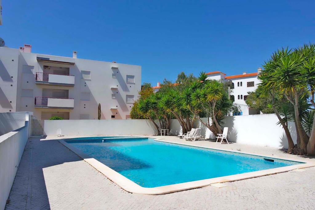 een zwembad voor een gebouw bij Silence Ground-floor and Pool in Lagos