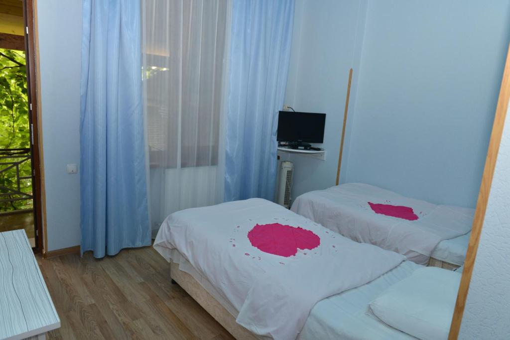 Postel nebo postele na pokoji v ubytování Tourist