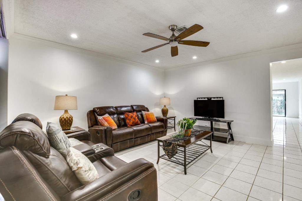 Khu vực ghế ngồi tại Modern Coral Springs Home Close to Everglades!