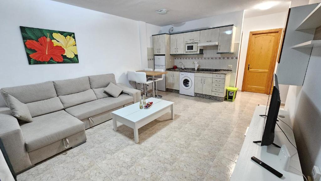 a living room with a couch and a table at Escapada al Sur in Morro del Jable