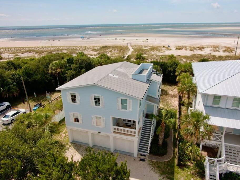 eine Luftaufnahme eines Hauses und des Strandes in der Unterkunft Luxury Beach Front Home: Breath Taking Views in Tybee Island
