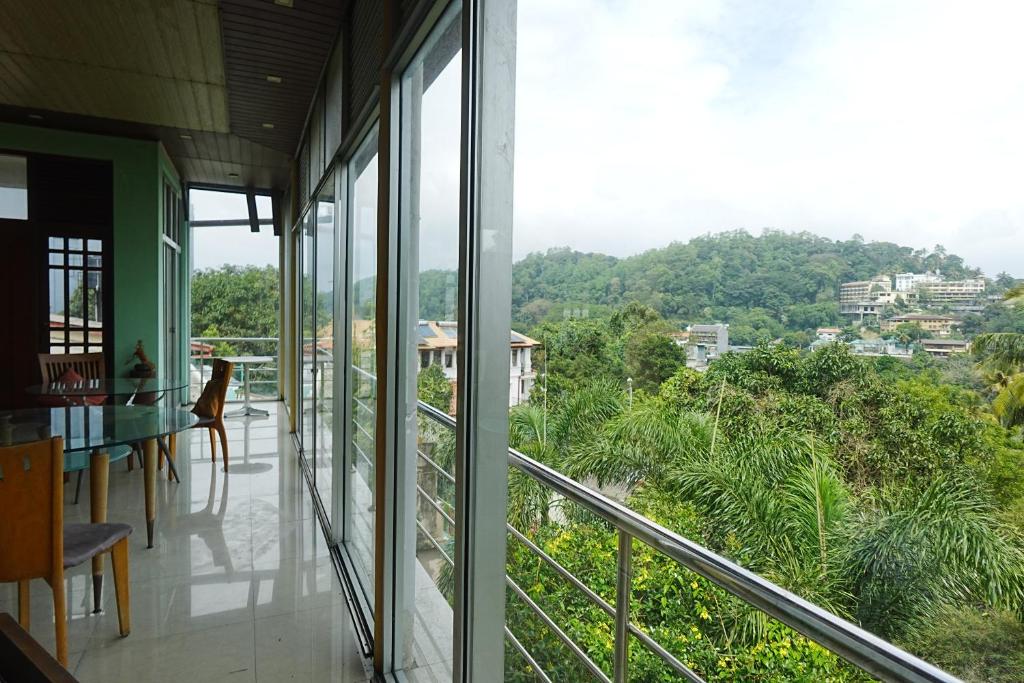 Balkón nebo terasa v ubytování Suisse View Residence Kandy
