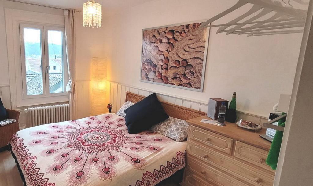 1 dormitorio con 1 cama y una pintura en la pared en 1 Zimmer zentral ruhig mit Flair im Gertrud Schlössli 1Z3, en St. Gallen