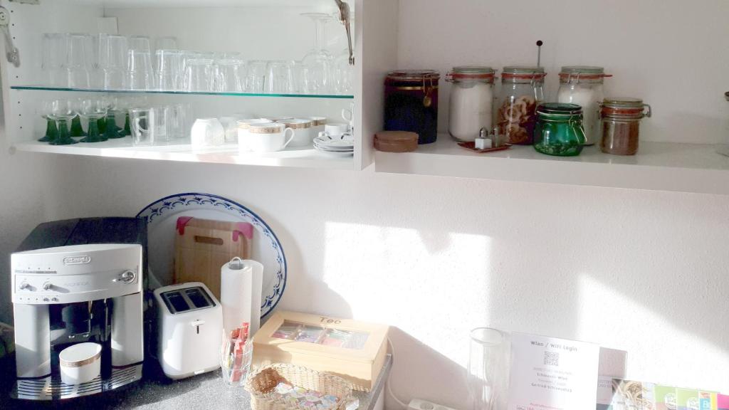 Kuchyň nebo kuchyňský kout v ubytování 1 Zimmer zentral ruhig mit Flair im Gertrud Schlössli 3Z1