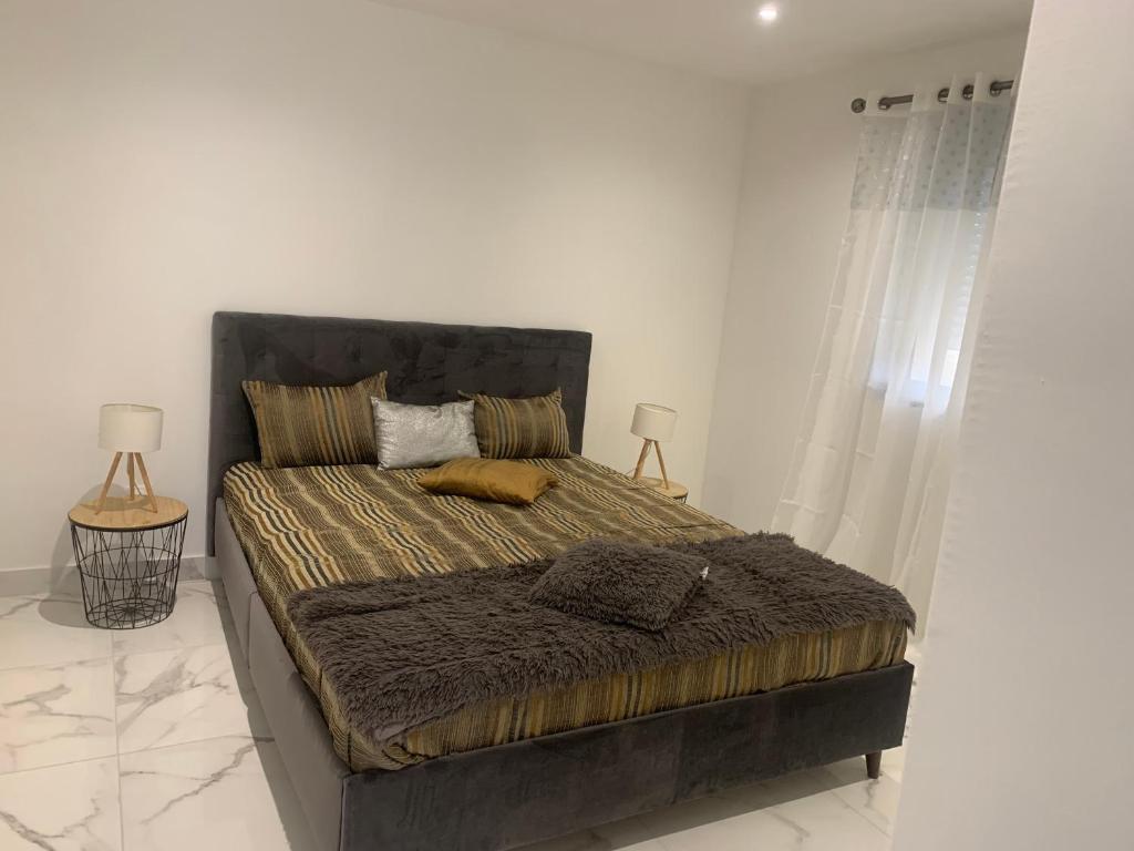 Cette chambre blanche comprend un grand lit et des rideaux. dans l'établissement Résidence a CASA, à Palasca