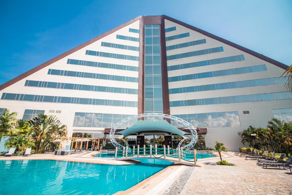 un hotel con piscina y tobogán de agua en Eurobuilding Hotel & Suites Guayana, en Puerto Ordaz