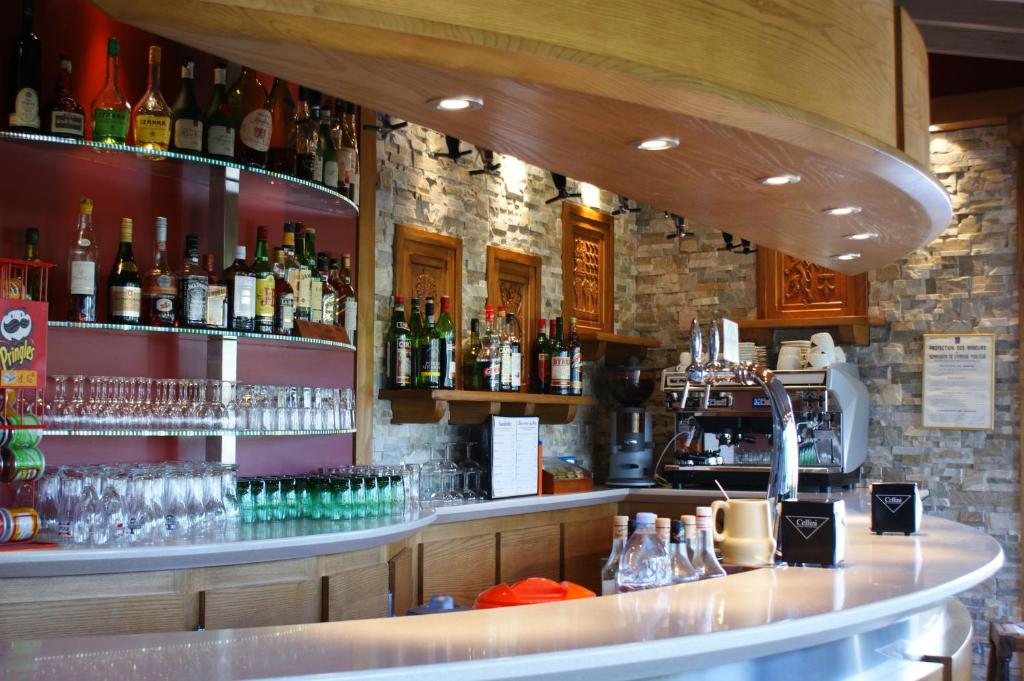 Lounge nebo bar v ubytování Hotel Eskualduna Chez Katina