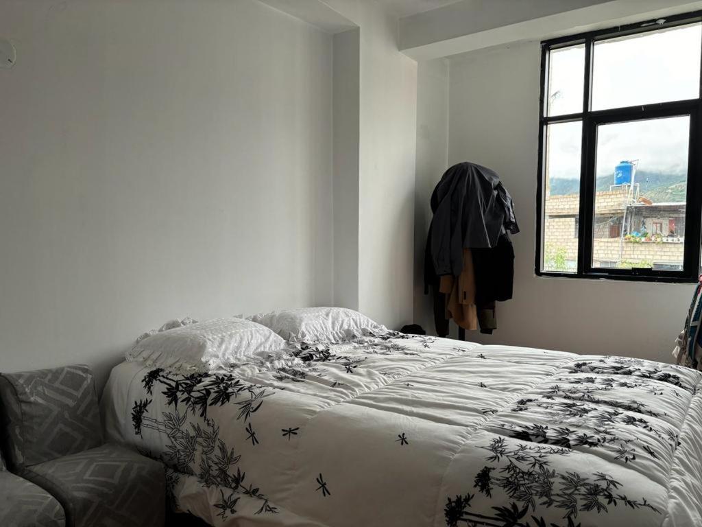1 dormitorio con cama y ventana en Tu hogar en Abancay, en Abancay