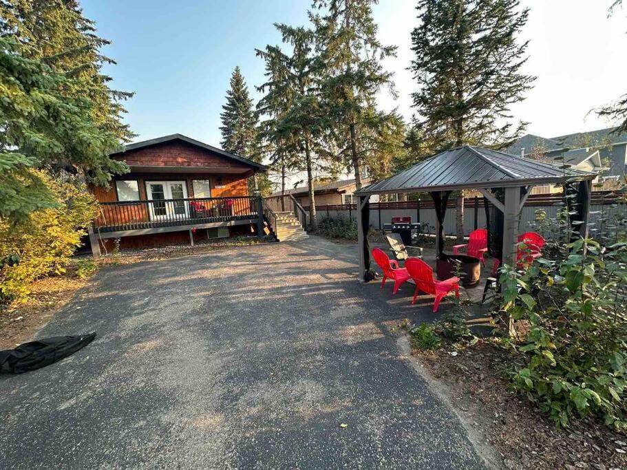 西爾萬湖的住宿－Jasper House，一个带凉亭和红色椅子的房子