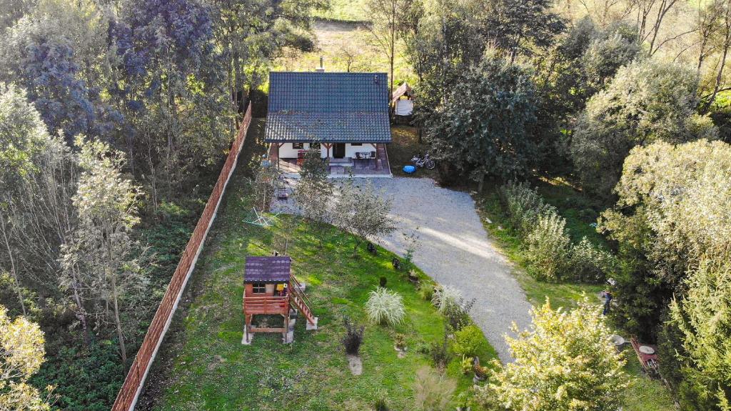 una vista aérea de una pequeña casa en las vías del tren en Domek u wrót Bieszczad en Trepcza
