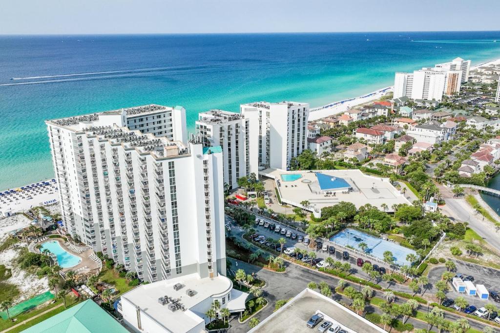 eine Luftansicht auf eine Stadt und das Meer in der Unterkunft Pelican Beach Resort by Panhandle Getaways in Destin