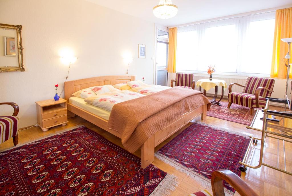 ブダペストにあるCharming Apartmentのベッドルーム1室(ベッド1台付)、椅子付きのベッドルーム1室が備わります。