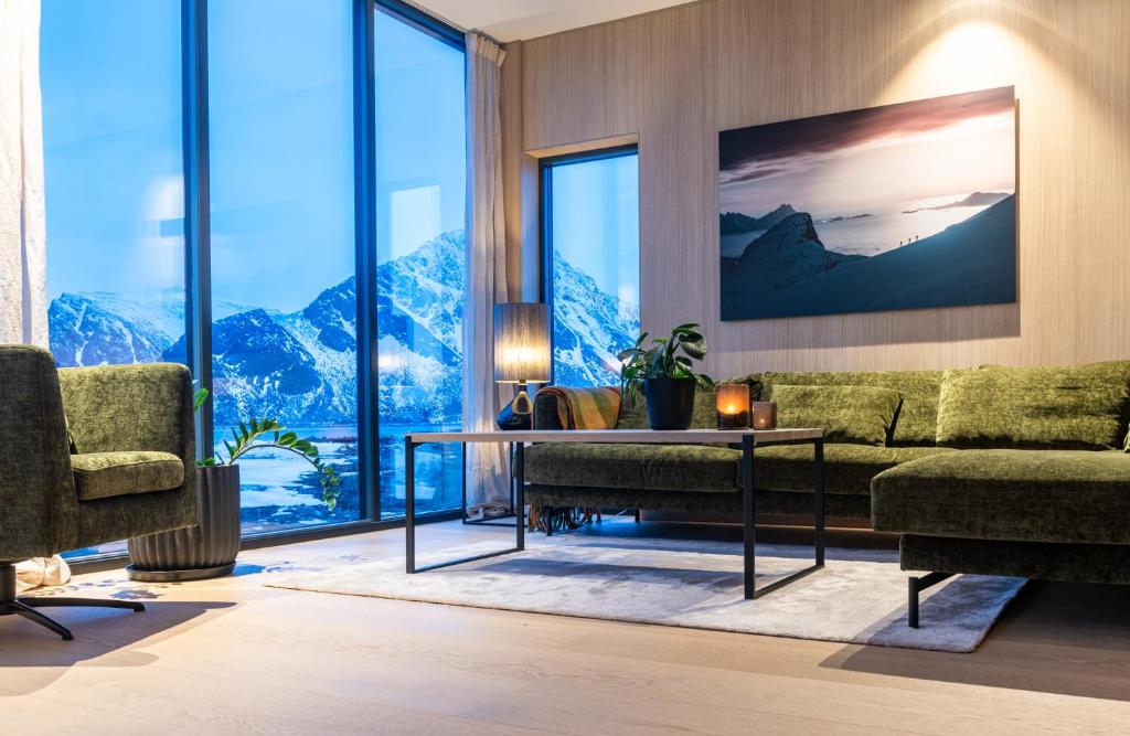un soggiorno con divano e tavolo di New luxury cabin near Henningsvær Lofoten a Kleppstad