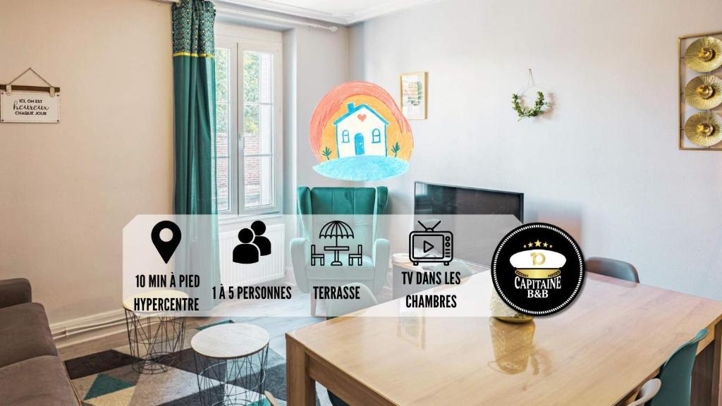 une chambre avec une table et des panneaux sur le mur dans l'établissement Maison du Bonheur - Terrasse - Stationnement facile - Proche Hypercentre, à Troyes