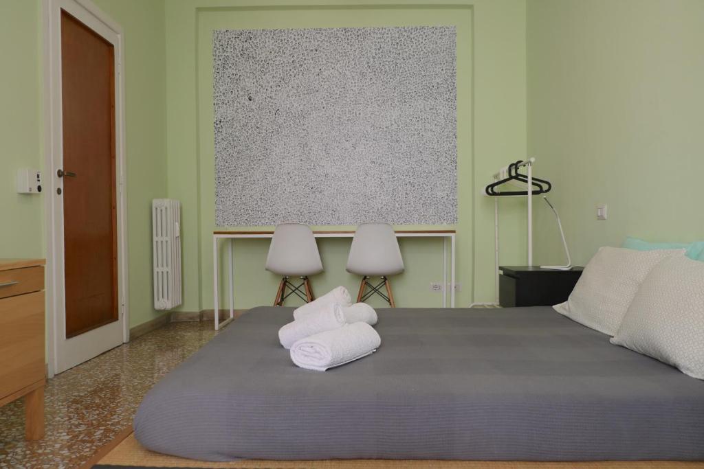 a bedroom with a bed with two towels on it at Rome Sleep Home Bed & Breakfast in Rome