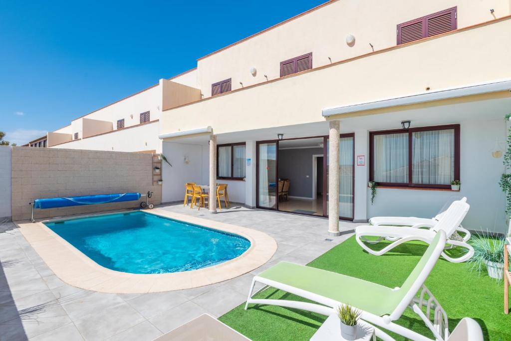 Bazén v ubytovaní CASA LOS TEJALES with climatized private pool alebo v jeho blízkosti