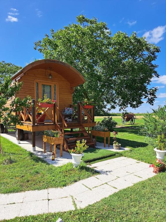 une petite cabine avec un toit rond dans un champ dans l'établissement LA ROULOTTE DE FLORETTE avec jacuzzi gratuit, à Soings-en-Sologne