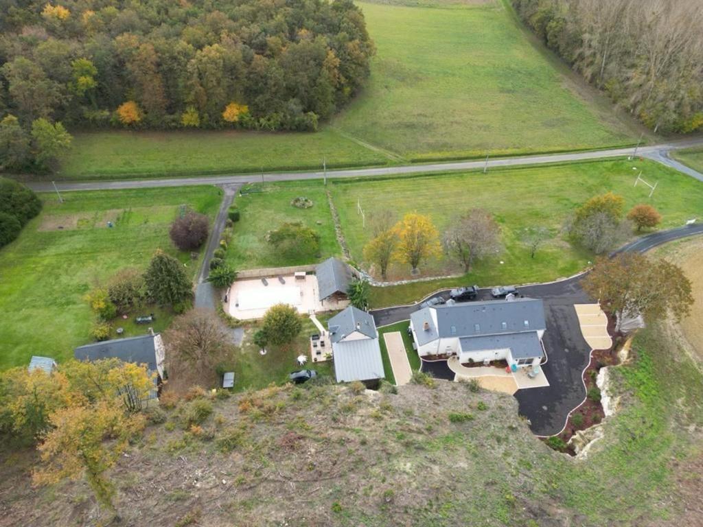une vue aérienne d'une maison dans un champ dans l'établissement Gîte familial avec piscine chauffée, terrain de sport et proximité ZooParc de Beauval et Valençay - FR-1-591-567, à Villentrois