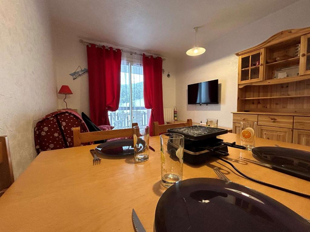 un salon avec une table et une salle à manger dans l'établissement Appartement lumineux, proche des pistes et commerces, 4 personnes - SuperDévoluy - FR-1-525-286, à Saint-Étienne-en-Dévoluy