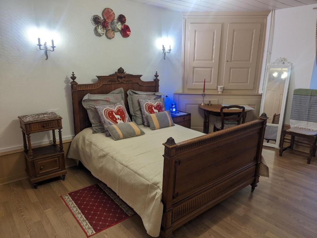 ein Schlafzimmer mit einem großen Bett mit Kissen in der Unterkunft Gîte Bourmont-entre-Meuse-et-Mouzon-Bourmont, 4 pièces, 6 personnes - FR-1-611-96 in Bourmont