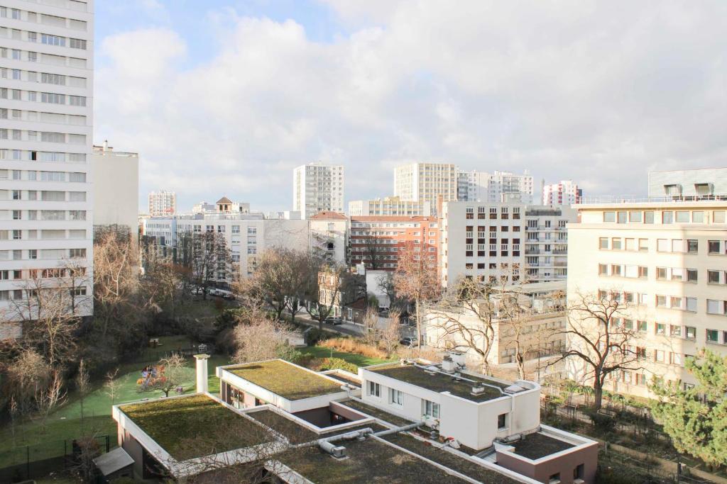 - une vue sur une ville avec de grands bâtiments dans l'établissement Bright nest - view on the top of the Eiffel Tower, à Paris