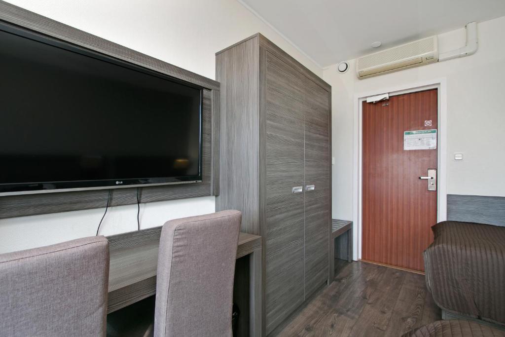 TV a/nebo společenská místnost v ubytování Brunnby Hotel