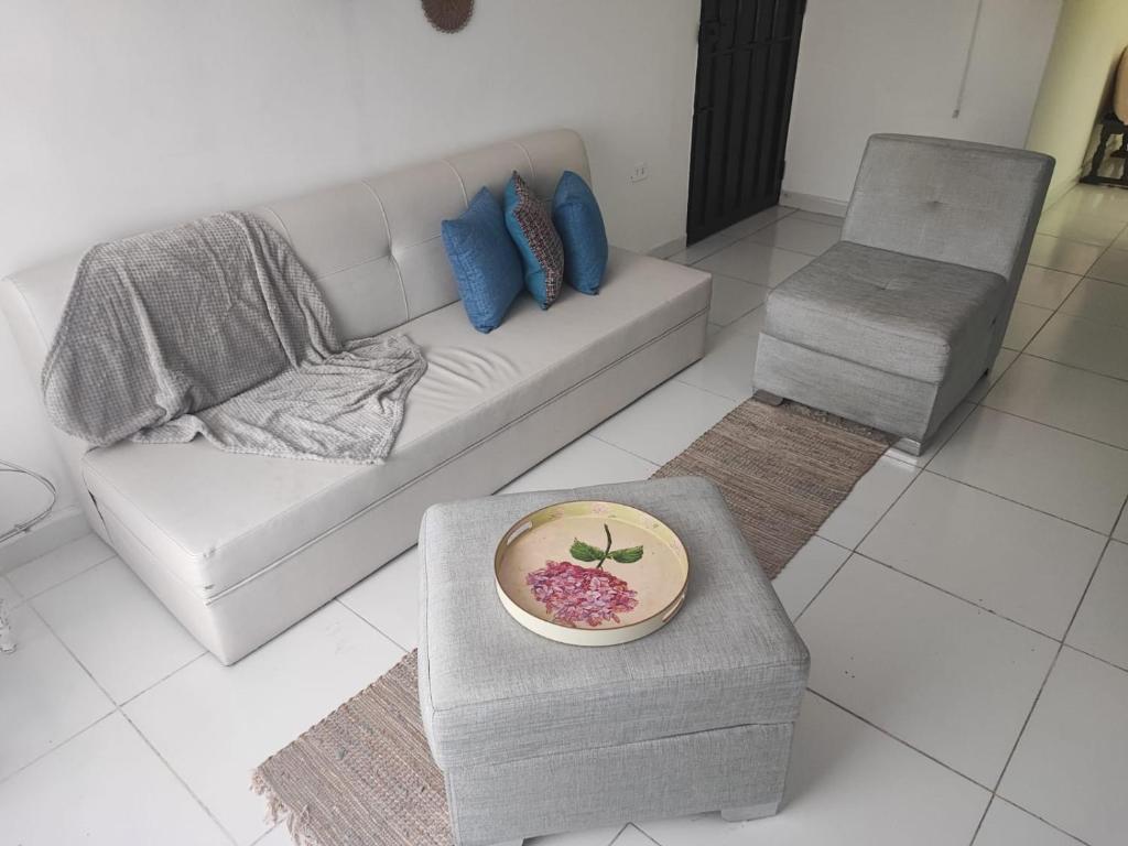 a living room with a couch and a bowl on a table at Habitación en encantadora casa en Itagui in Itagüí