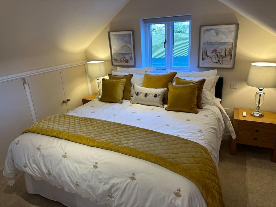 威根的住宿－Lovely country cottage in Dalton / Parbold，一间卧室配有一张带黄色枕头的大床