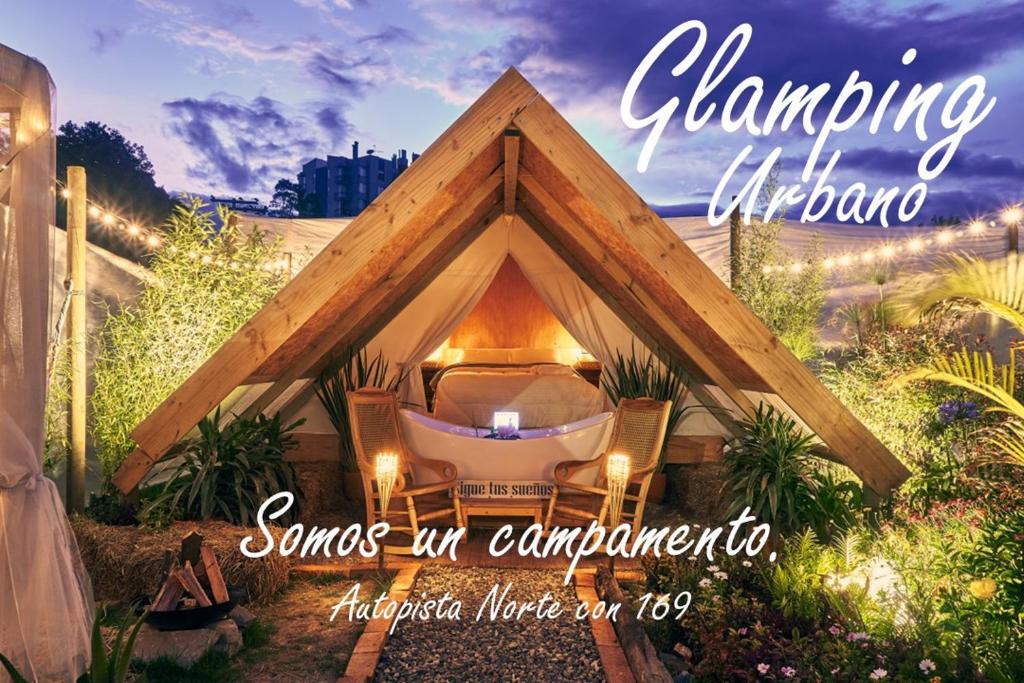 uma placa que diz jardim dançante com uma casa com banheira em Glamping Urbano Bogota em Bogotá