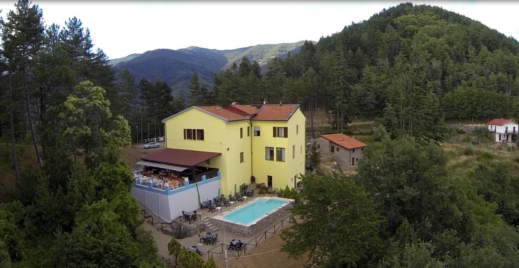 Nespecifikovaný výhled na hory nebo výhled na hory při pohledu z hotelu