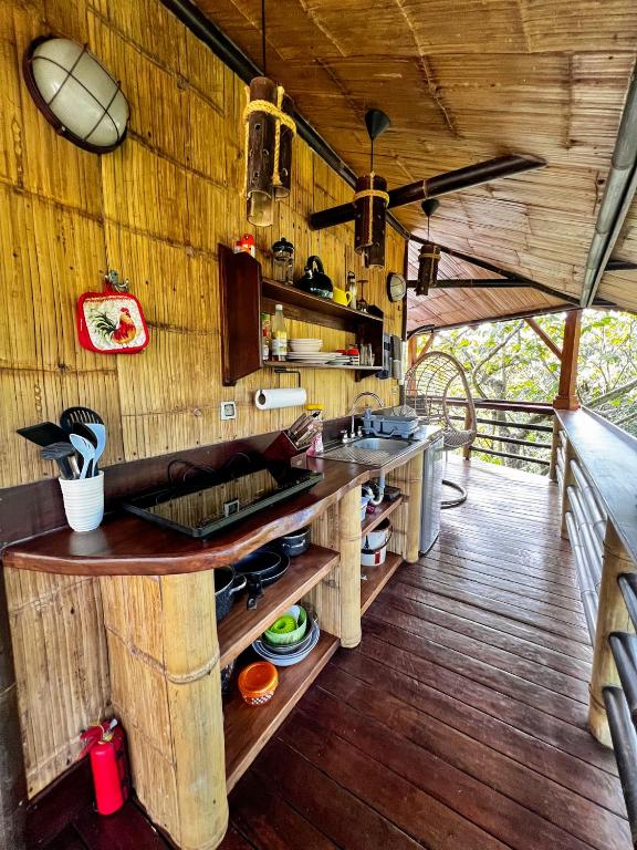 uma cozinha com paredes e pisos em madeira em TREEHOUSE PILON PAVONES em Pavones