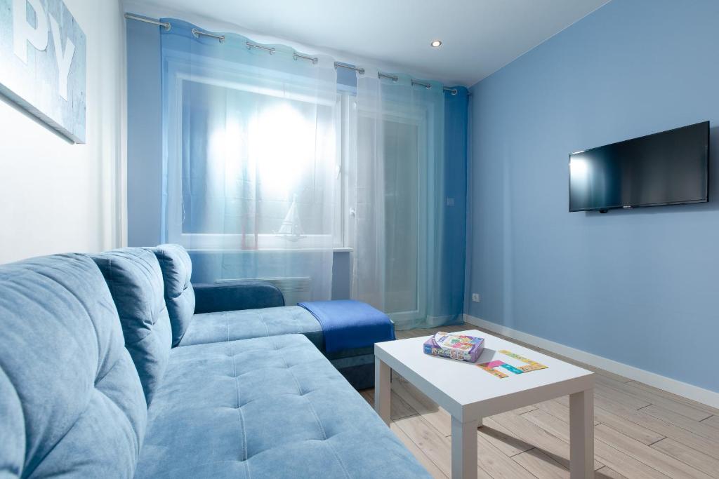 TV a/nebo společenská místnost v ubytování Apartament HAPPY 302 Łukęcin BlueMare basen EPapartamenty