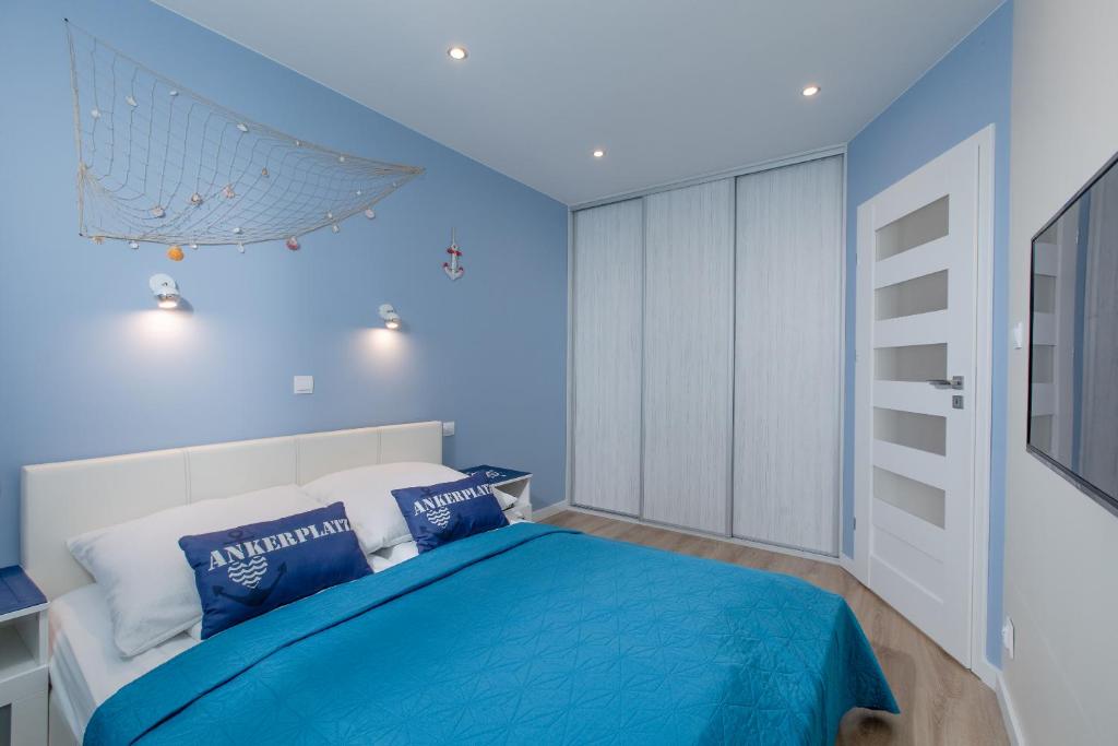 Postel nebo postele na pokoji v ubytování Apartament HAPPY 302 Łukęcin BlueMare basen EPapartamenty