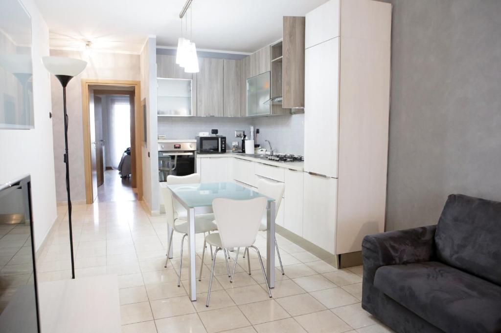 a kitchen and a living room with a table and chairs at unica affittacamere in Rome