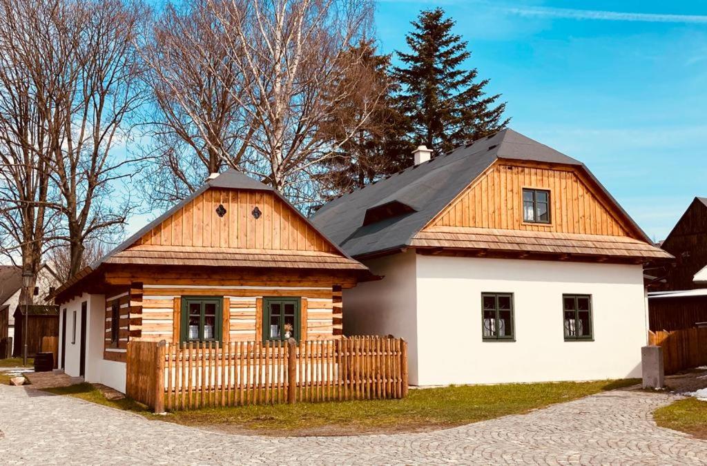 una casa con techo de madera y valla en Chalupy Betlém Hlinsko en Hlinsko