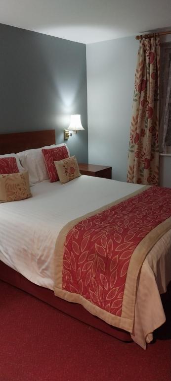 The Emmbrook Inn Hotel - King Room - Disability Access