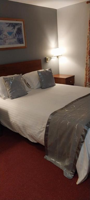 The Emmbrook Inn Hotel - Deluxe King Room