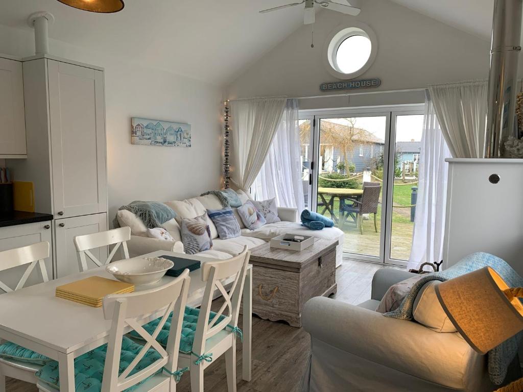 Sand Dollar, The Bay, 2 bedrooms with ensuites, parking for 2 cars, 2 small dogs welcome 4
