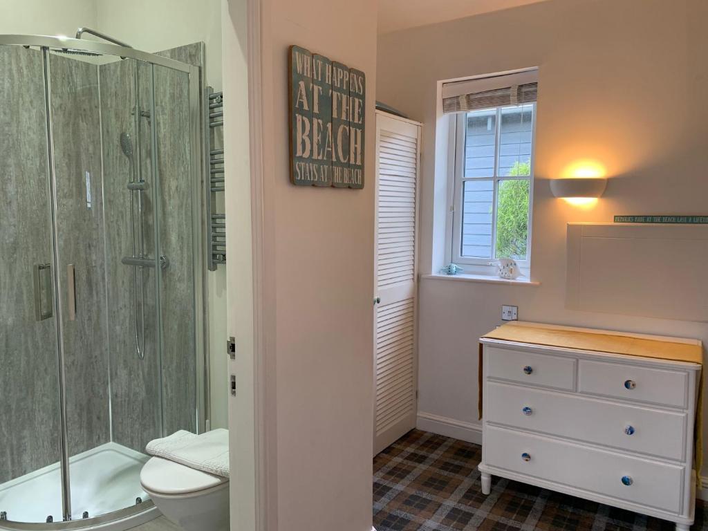 Sand Dollar, The Bay, 2 bedrooms with ensuites, parking for 2 cars, 2 small dogs welcome 2