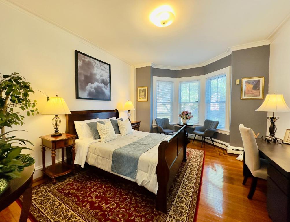 a bedroom with a bed and a desk and chairs at Cozy 2B1B Home ｜Walk to BROWN｜RISD｜Pet friendly in Providence