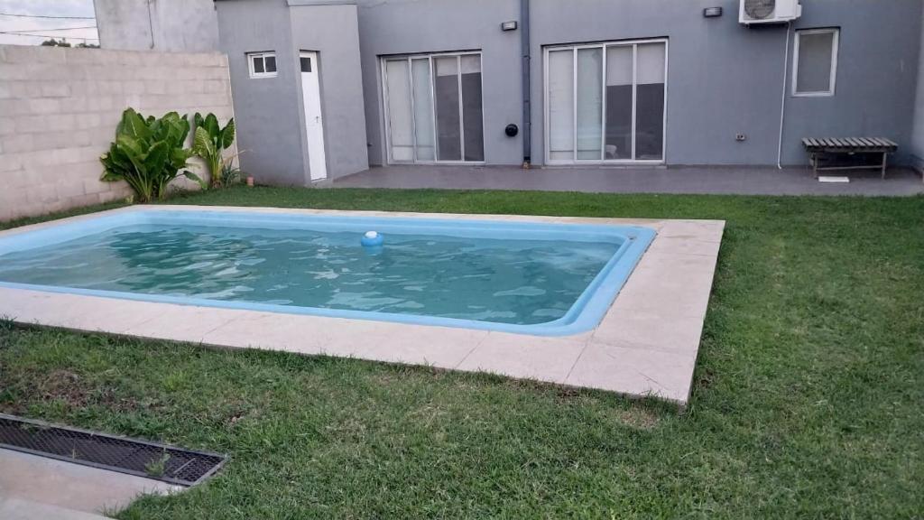 una piscina en el patio de una casa en Casa con pileta Matheu en Junín