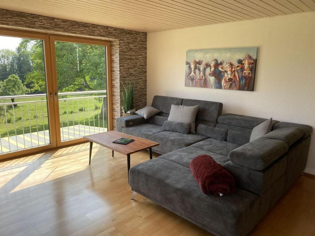 sala de estar con sofá y mesa en Allgäu Glück Simon, en Argenbühl