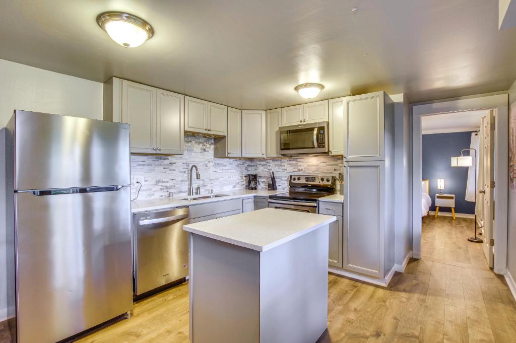 Una cocina o zona de cocina en Modern Lower-Level Apt about 4 Mi to UW Bothell!