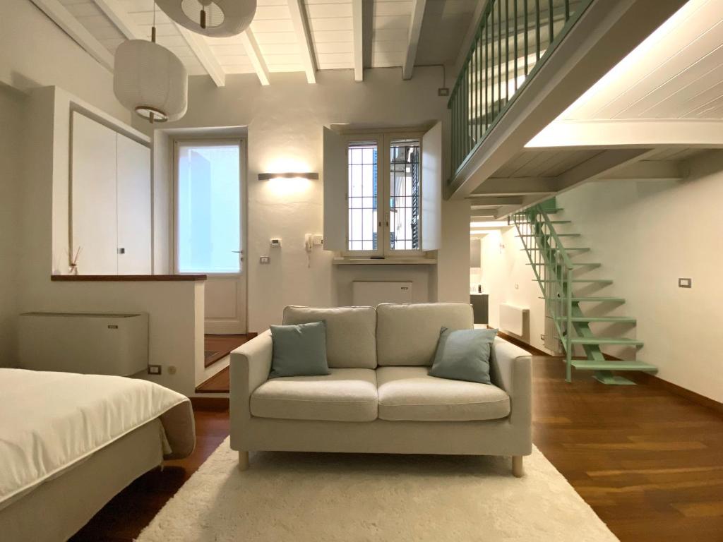 克雷莫納的住宿－Violino green，带沙发和楼梯的客厅