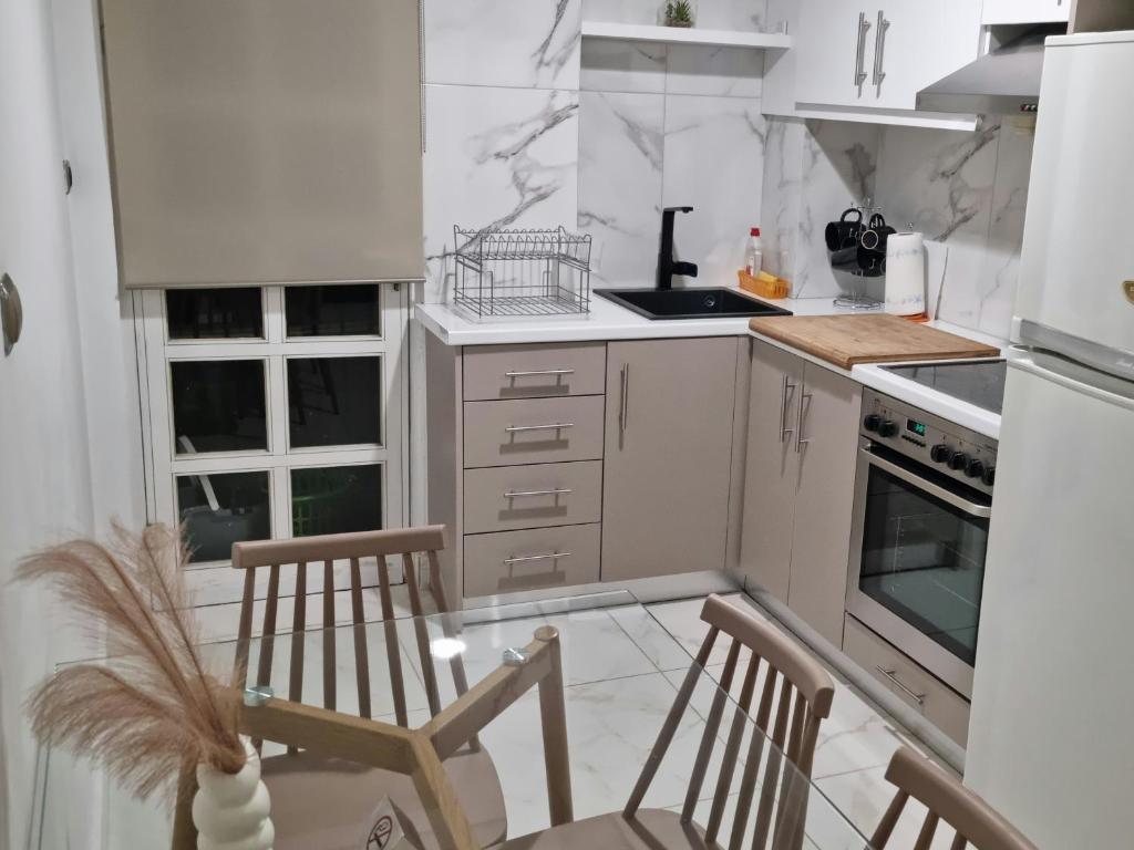 Kuchnia lub aneks kuchenny w obiekcie Koukaki near the Acropolis Stylish 2 bedroom