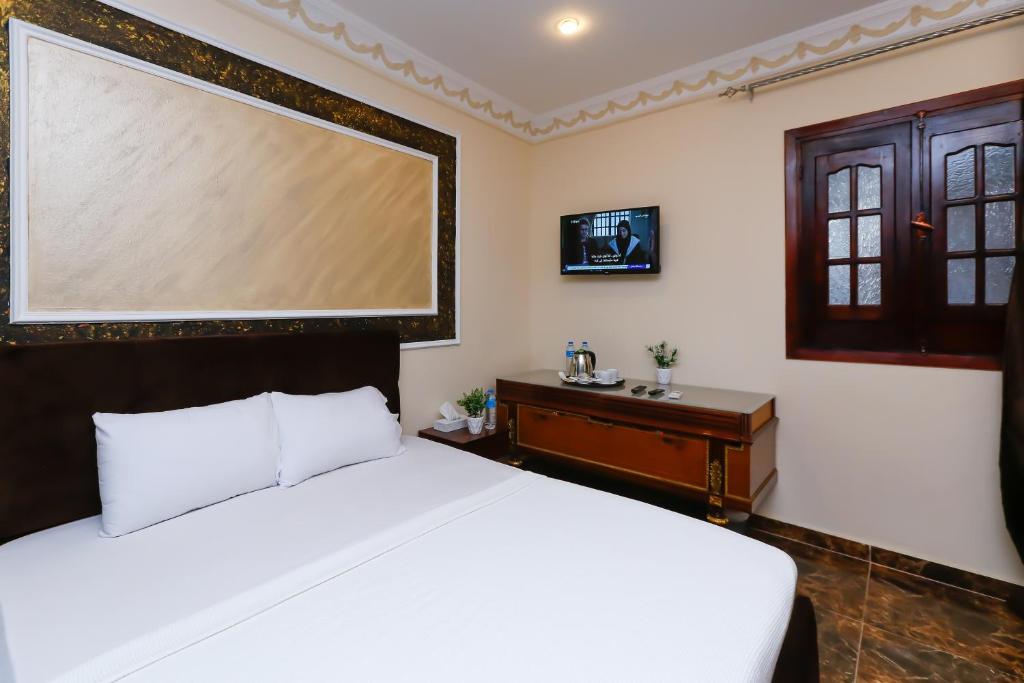 Turquoise Pyramids palace - 4