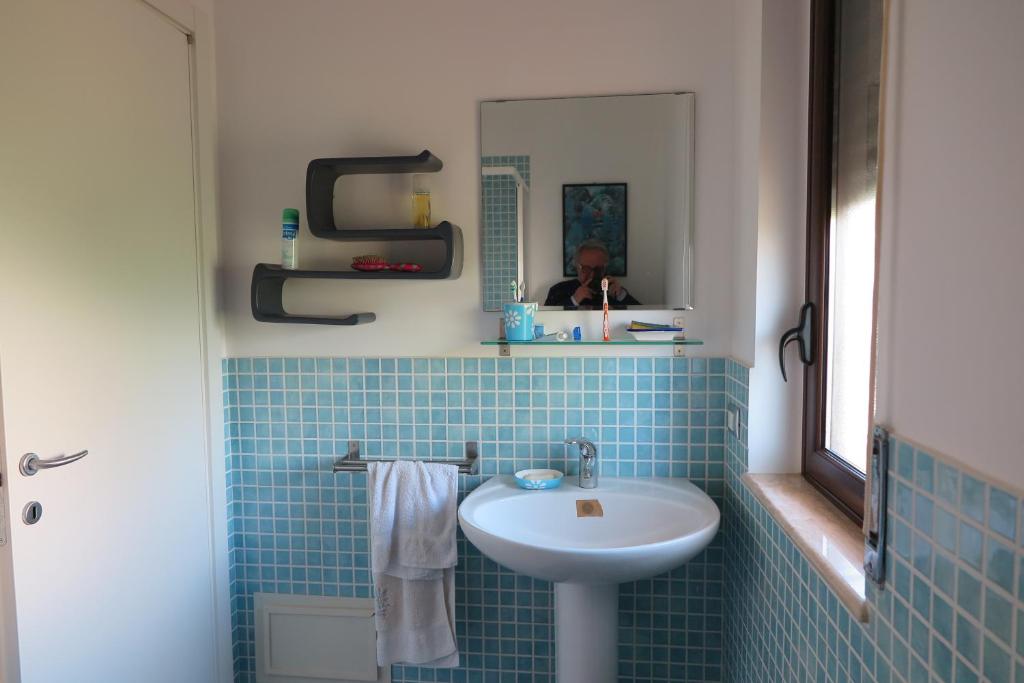 un bagno con lavandino e specchio di Casa Floriana a San Leone a San Leone