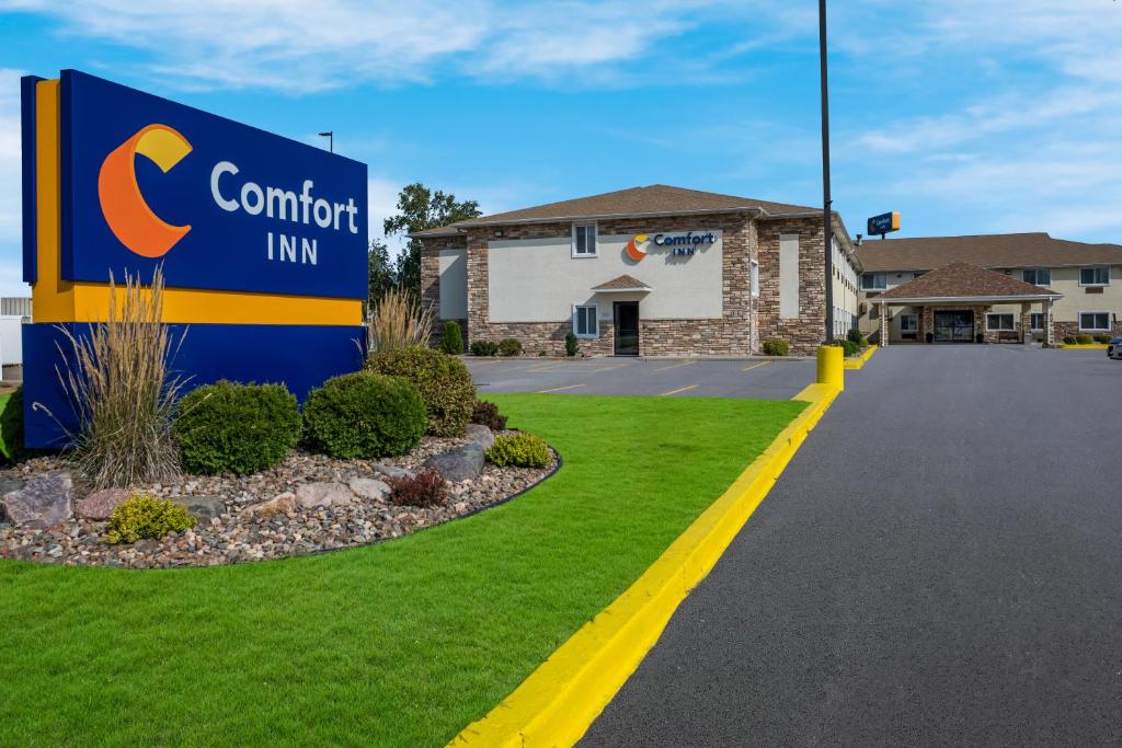 奧那拉斯加的住宿－Comfort Inn Onalaska - La Crosse Area，建筑前舒适旅馆标志