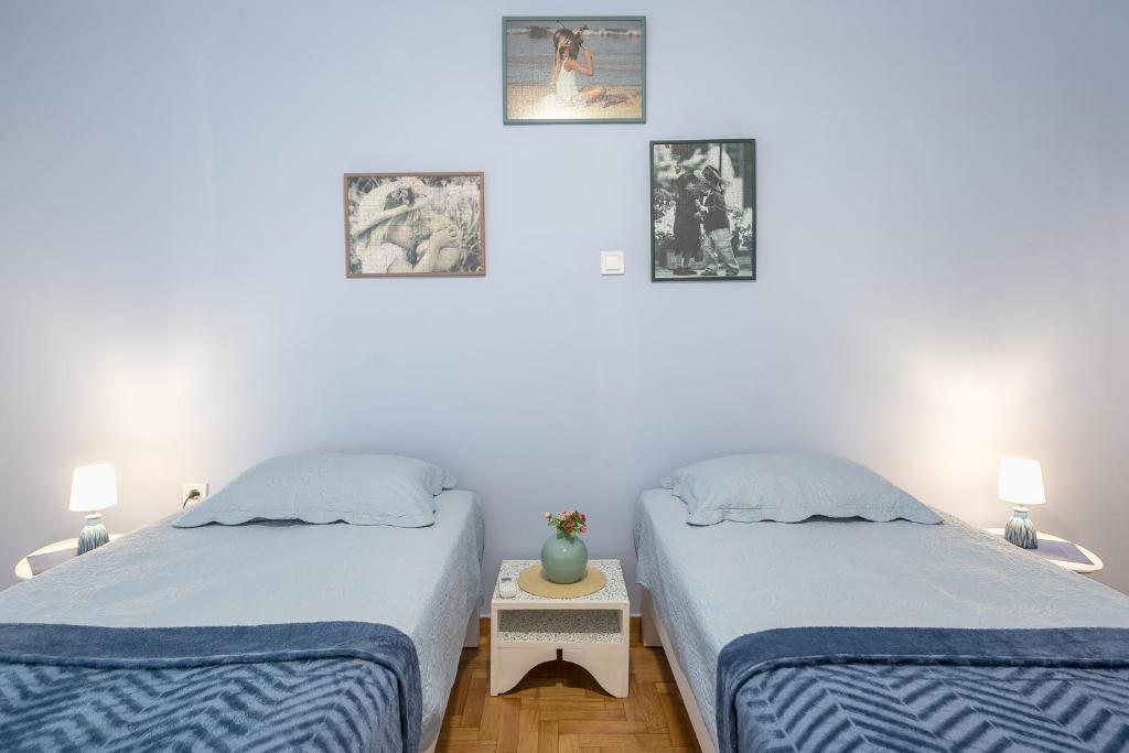 two beds sitting next to each other in a bedroom at Cozy Athens Apartment in Athens