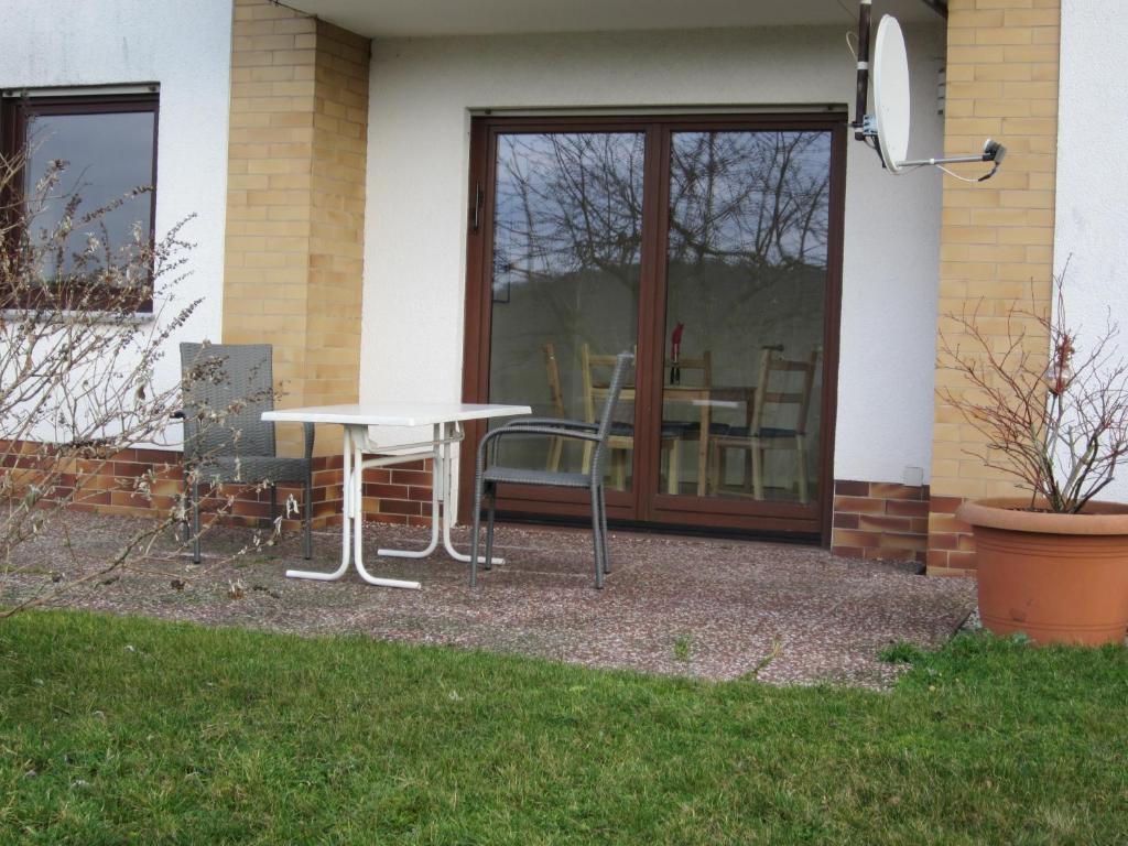 a table and chairs in front of a house at Landau Lieblingsplatz in Bad Arolsen